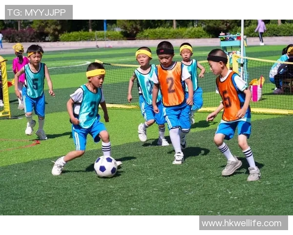 两位足球巨星的尴尬瞬间揭露赛场背后的真实困境与挑战